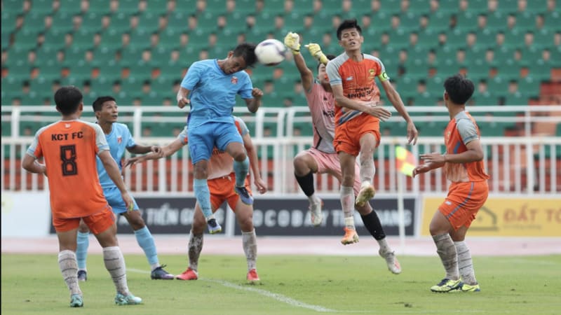 Sự giao thoa giữa bóng đá phủi và thế giới giải trí