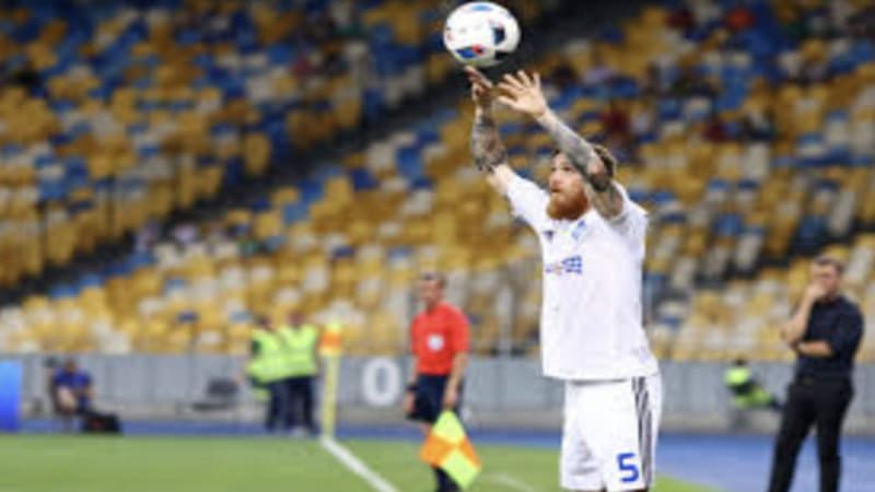 Khái niệm ném biên là gì trong bóng đá