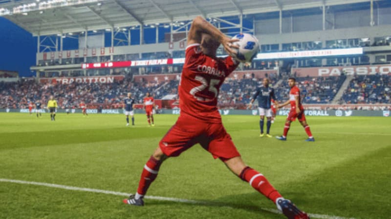 Luật ném biên mới nhất theo quy định của FIFA và IFAB